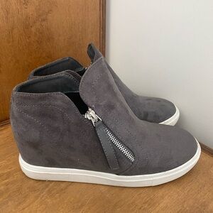 Steve Madden womens Gray Suede Zip-Up wedge Sneakers size 7.5